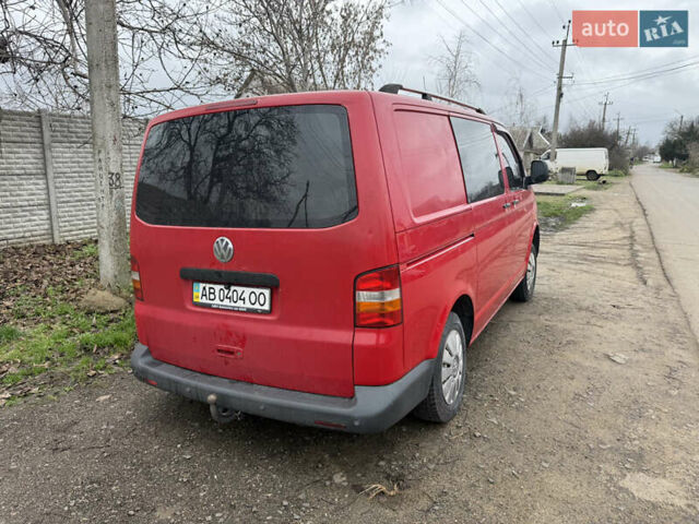 Красный Фольксваген Каравелла, объемом двигателя 2.5 л и пробегом 300 тыс. км за 4100 $, фото 1 на Automoto.ua