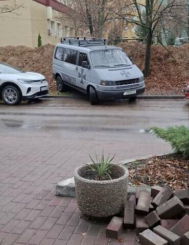 Серый Фольксваген Каравелла, объемом двигателя 2.5 л и пробегом 400 тыс. км за 5600 $, фото 1 на Automoto.ua