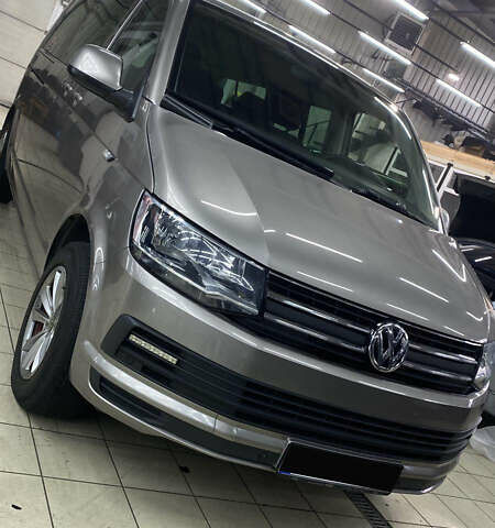 Серый Фольксваген Каравелла, объемом двигателя 1.97 л и пробегом 200 тыс. км за 28500 $, фото 1 на Automoto.ua