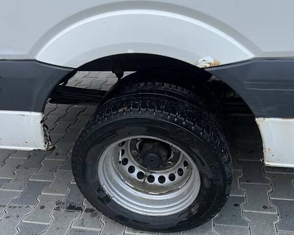 Белый Фольксваген Крафтер, объемом двигателя 2.46 л и пробегом 570 тыс. км за 13000 $, фото 1 на Automoto.ua