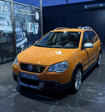Оранжевый Фольксваген Кросс Поло, объемом двигателя 1.4 л и пробегом 166 тыс. км за 5200 $, фото 1 на Automoto.ua
