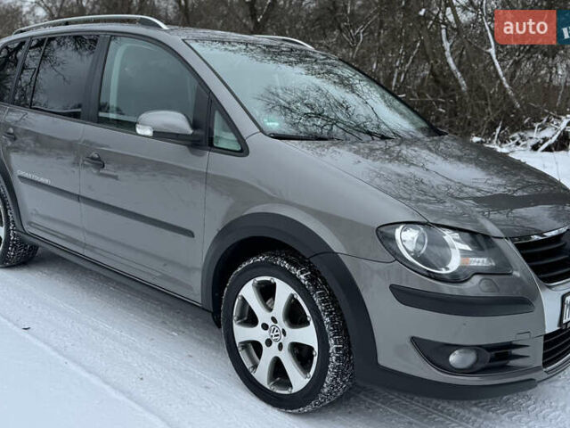 Серый Фольксваген Кросс Туран, объемом двигателя 1.4 л и пробегом 241 тыс. км за 7600 $, фото 1 на Automoto.ua