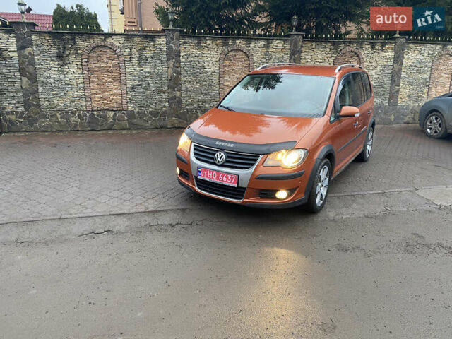 Помаранчевий Фольксваген Кросс Туран, об'ємом двигуна 1.4 л та пробігом 200 тис. км за 7500 $, фото 1 на Automoto.ua