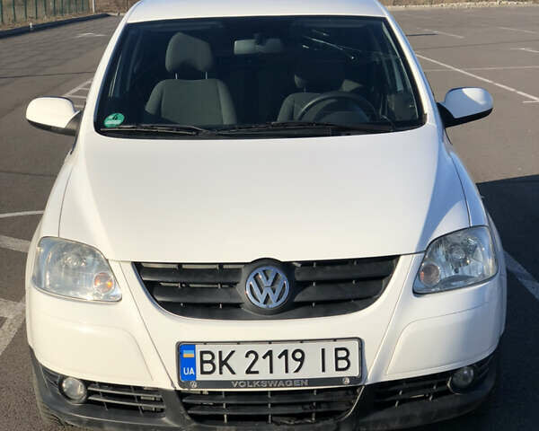 Білий Фольксваген Фокс, об'ємом двигуна 1.2 л та пробігом 233 тис. км за 2700 $, фото 1 на Automoto.ua