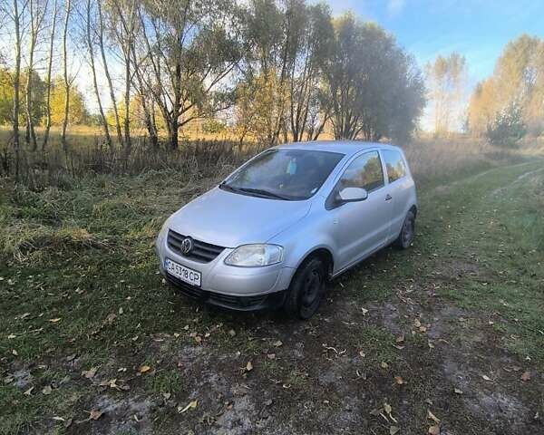 Серый Фольксваген Фокс, объемом двигателя 1.2 л и пробегом 230 тыс. км за 3000 $, фото 1 на Automoto.ua