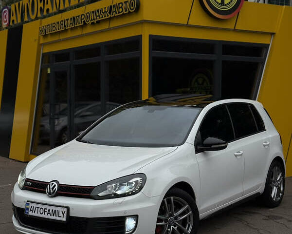 Белый Фольксваген Гольф ГТИ, объемом двигателя 2 л и пробегом 228 тыс. км за 9999 $, фото 1 на Automoto.ua