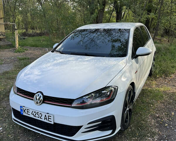 Белый Фольксваген Гольф ГТИ, объемом двигателя 1.98 л и пробегом 136 тыс. км за 14000 $, фото 1 на Automoto.ua