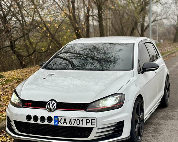 Белый Фольксваген Гольф ГТИ, объемом двигателя 2 л и пробегом 175 тыс. км за 13999 $, фото 1 на Automoto.ua