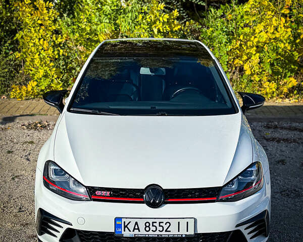 Белый Фольксваген Гольф ГТИ, объемом двигателя 2 л и пробегом 137 тыс. км за 17500 $, фото 1 на Automoto.ua
