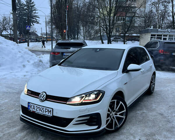 Белый Фольксваген Гольф ГТИ, объемом двигателя 2 л и пробегом 107 тыс. км за 17900 $, фото 1 на Automoto.ua