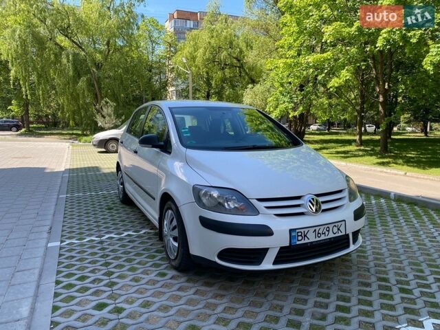 Білий Фольксваген Golf Plus, об'ємом двигуна 1.39 л та пробігом 300 тис. км за 4350 $, фото 1 на Automoto.ua