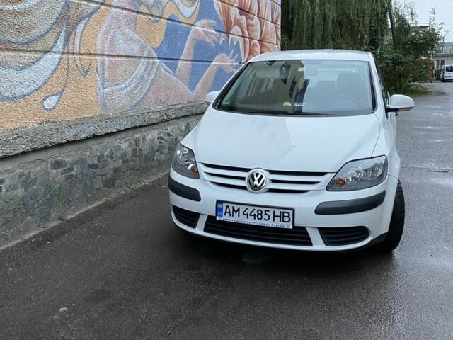 Белый Фольксваген Гольф Плюс, объемом двигателя 1.4 л и пробегом 195 тыс. км за 5000 $, фото 1 на Automoto.ua