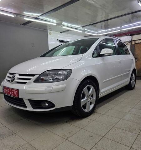 Белый Фольксваген Гольф Плюс, объемом двигателя 1.4 л и пробегом 168 тыс. км за 6800 $, фото 1 на Automoto.ua