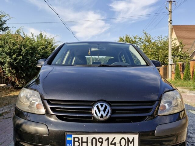 Черный Фольксваген Гольф Плюс, объемом двигателя 1.4 л и пробегом 220 тыс. км за 5000 $, фото 1 на Automoto.ua
