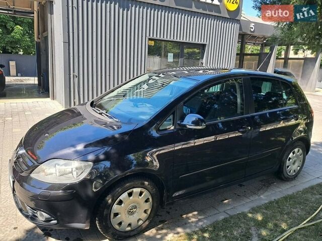 Черный Фольксваген Гольф Плюс, объемом двигателя 1.6 л и пробегом 150 тыс. км за 5700 $, фото 1 на Automoto.ua