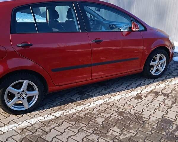 Красный Фольксваген Гольф Плюс, объемом двигателя 1.6 л и пробегом 232 тыс. км за 5100 $, фото 1 на Automoto.ua