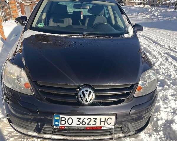 Красный Фольксваген Гольф Плюс, объемом двигателя 1.6 л и пробегом 201 тыс. км за 4999 $, фото 1 на Automoto.ua