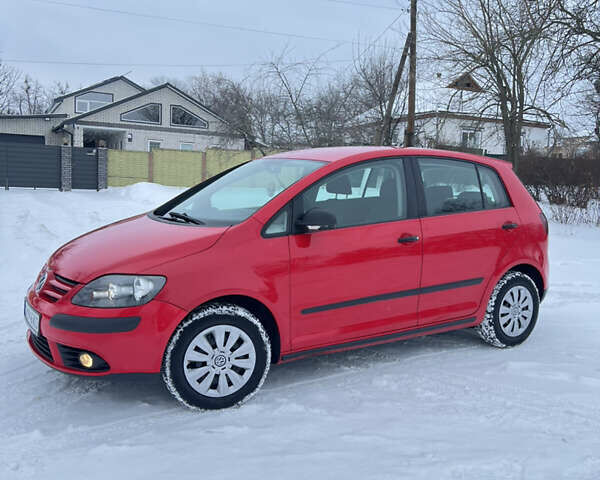 Красный Фольксваген Гольф Плюс, объемом двигателя 1.6 л и пробегом 108 тыс. км за 6500 $, фото 1 на Automoto.ua