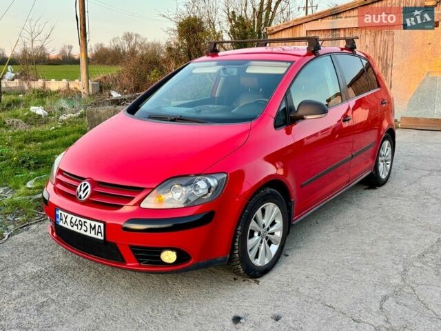 Красный Фольксваген Гольф Плюс, объемом двигателя 1.6 л и пробегом 246 тыс. км за 6380 $, фото 1 на Automoto.ua