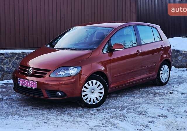 Красный Фольксваген Гольф Плюс, объемом двигателя 1.6 л и пробегом 211 тыс. км за 8399 $, фото 1 на Automoto.ua