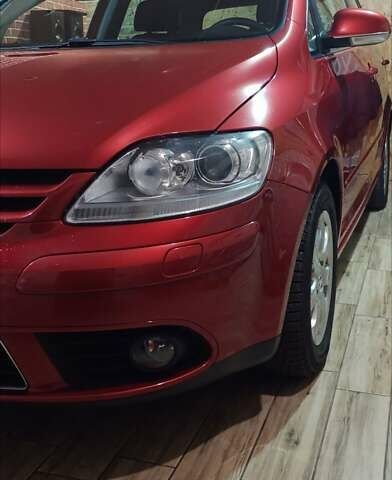 Красный Фольксваген Гольф Плюс, объемом двигателя 1.4 л и пробегом 160 тыс. км за 6500 $, фото 1 на Automoto.ua