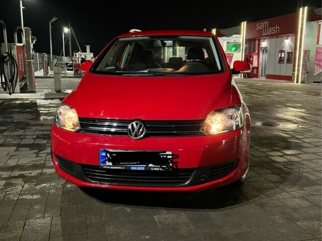 Красный Фольксваген Гольф Плюс, объемом двигателя 1.6 л и пробегом 163 тыс. км за 6881 $, фото 1 на Automoto.ua