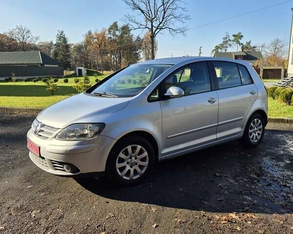 Серый Фольксваген Гольф Плюс, объемом двигателя 1.6 л и пробегом 215 тыс. км за 5500 $, фото 1 на Automoto.ua