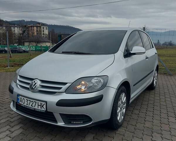 Серый Фольксваген Гольф Плюс, объемом двигателя 1.6 л и пробегом 200 тыс. км за 5600 $, фото 1 на Automoto.ua