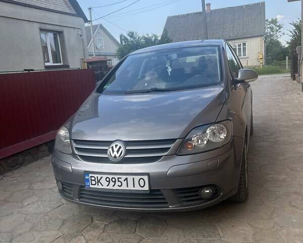 Серый Фольксваген Гольф Плюс, объемом двигателя 1.6 л и пробегом 190 тыс. км за 5000 $, фото 1 на Automoto.ua