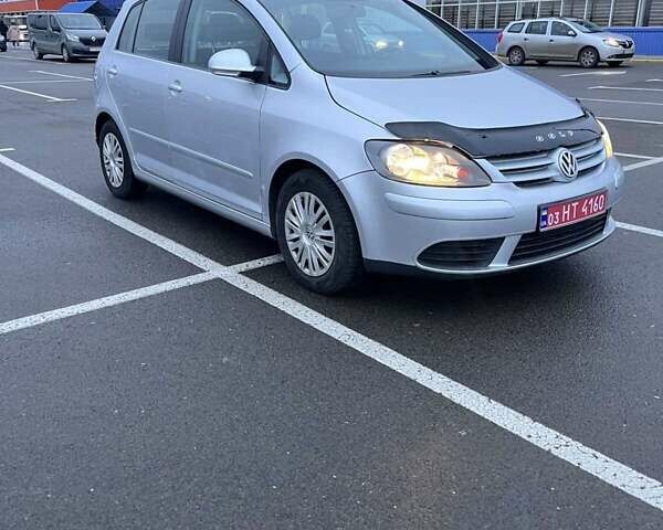 Серый Фольксваген Гольф Плюс, объемом двигателя 1.6 л и пробегом 194 тыс. км за 5400 $, фото 1 на Automoto.ua