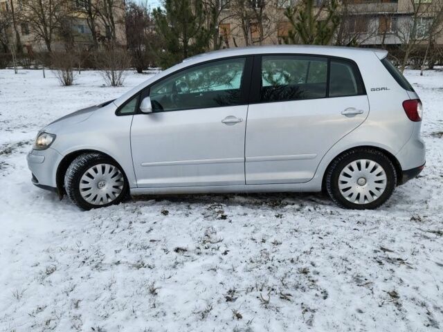 Серый Фольксваген Гольф Плюс, объемом двигателя 1.6 л и пробегом 210 тыс. км за 6500 $, фото 1 на Automoto.ua