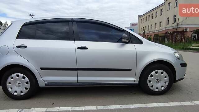 Серый Фольксваген Гольф Плюс, объемом двигателя 1.6 л и пробегом 240 тыс. км за 5999 $, фото 1 на Automoto.ua