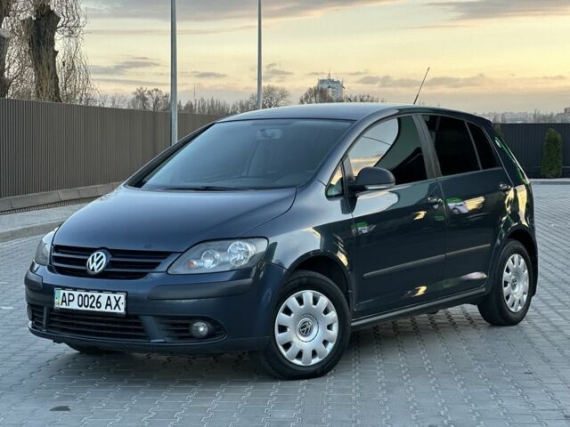 Серый Фольксваген Гольф Плюс, объемом двигателя 1.6 л и пробегом 233 тыс. км за 6800 $, фото 1 на Automoto.ua