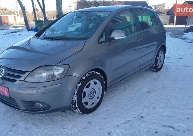 Серый Фольксваген Гольф Плюс, объемом двигателя 1.4 л и пробегом 190 тыс. км за 6000 $, фото 1 на Automoto.ua