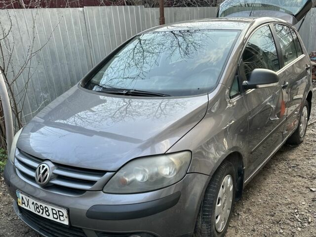 Серый Фольксваген Гольф Плюс, объемом двигателя 1.6 л и пробегом 300 тыс. км за 3905 $, фото 1 на Automoto.ua