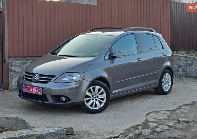 Серый Фольксваген Гольф Плюс, объемом двигателя 1.6 л и пробегом 227 тыс. км за 8899 $, фото 1 на Automoto.ua