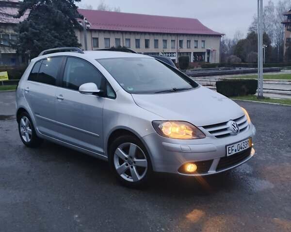 Серый Фольксваген Гольф Плюс, объемом двигателя 1.6 л и пробегом 240 тыс. км за 5999 $, фото 1 на Automoto.ua