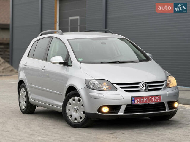 Серый Фольксваген Гольф Плюс, объемом двигателя 1.6 л и пробегом 206 тыс. км за 6200 $, фото 1 на Automoto.ua