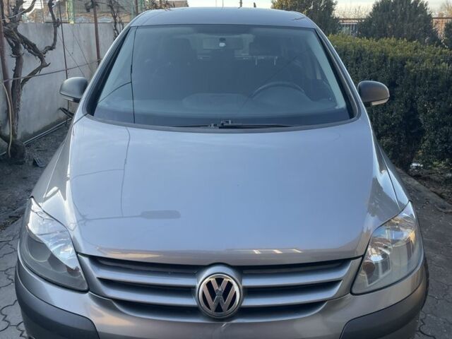 Серый Фольксваген Гольф Плюс, объемом двигателя 1.6 л и пробегом 286 тыс. км за 6600 $, фото 1 на Automoto.ua