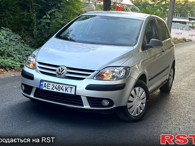 Серый Фольксваген Гольф Плюс, объемом двигателя 1.6 л и пробегом 200 тыс. км за 3999 $, фото 1 на Automoto.ua