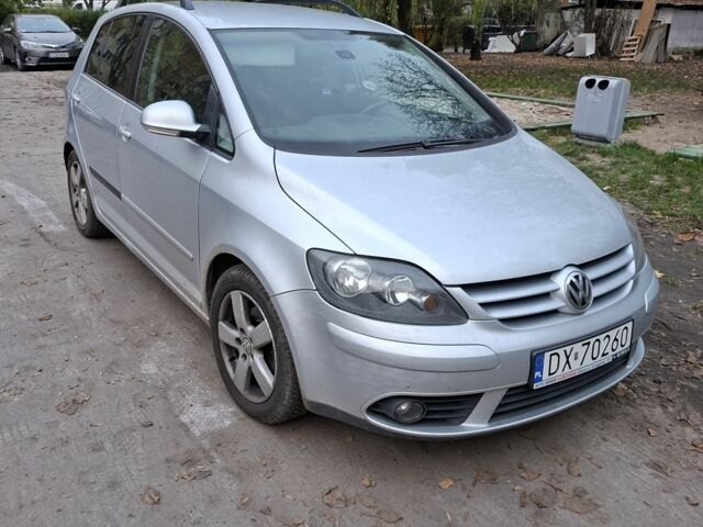 Серый Фольксваген Гольф Плюс, объемом двигателя 2 л и пробегом 327 тыс. км за 2745 $, фото 1 на Automoto.ua