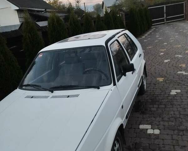 Белый Фольксваген Гольф, объемом двигателя 1.6 л и пробегом 298 тыс. км за 1250 $, фото 1 на Automoto.ua