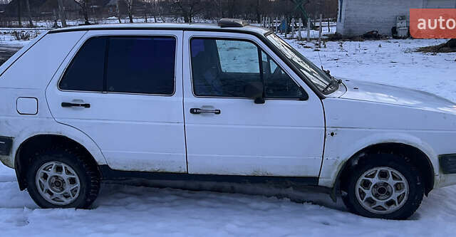 Белый Фольксваген Гольф, объемом двигателя 1.6 л и пробегом 300 тыс. км за 1000 $, фото 1 на Automoto.ua