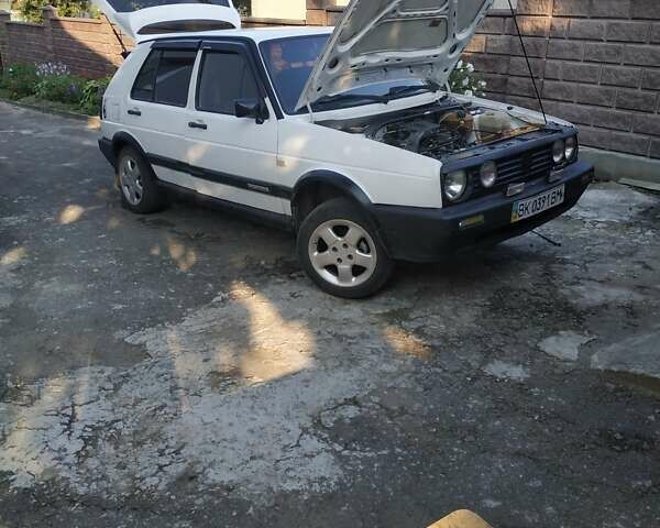 Белый Фольксваген Гольф, объемом двигателя 1.6 л и пробегом 500 тыс. км за 1950 $, фото 1 на Automoto.ua