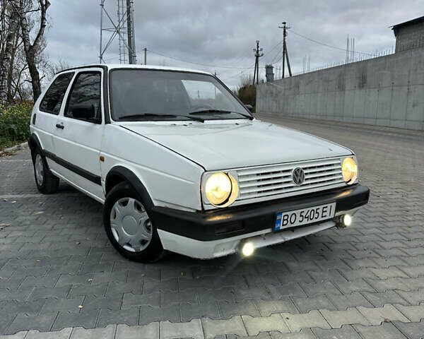 Белый Фольксваген Гольф, объемом двигателя 1.6 л и пробегом 225 тыс. км за 900 $, фото 1 на Automoto.ua