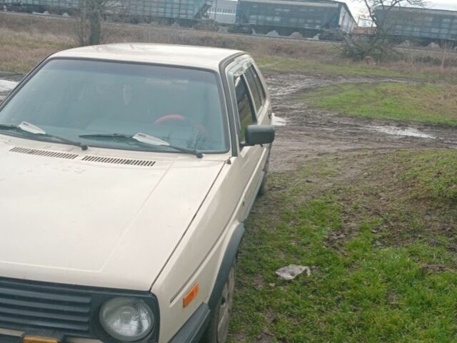 Белый Фольксваген Гольф, объемом двигателя 1 л и пробегом 350 тыс. км за 1650 $, фото 1 на Automoto.ua