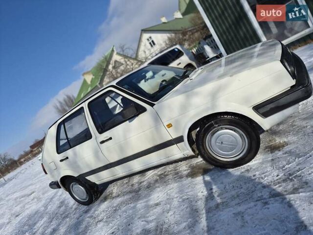 Білий Фольксваген Гольф, об'ємом двигуна 1.27 л та пробігом 200 тис. км за 1350 $, фото 1 на Automoto.ua