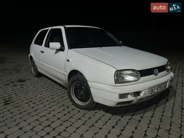 Белый Фольксваген Гольф, объемом двигателя 1.8 л и пробегом 65 тыс. км за 2800 $, фото 1 на Automoto.ua