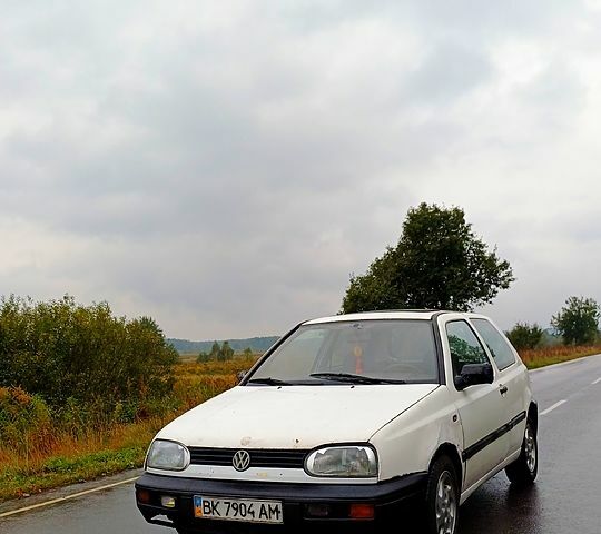 Білий Фольксваген Гольф, об'ємом двигуна 1.4 л та пробігом 240 тис. км за 1250 $, фото 1 на Automoto.ua