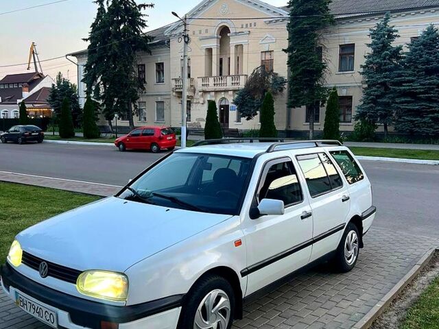 Белый Фольксваген Гольф, объемом двигателя 1.8 л и пробегом 200 тыс. км за 2300 $, фото 1 на Automoto.ua